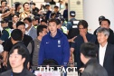 홍명보 귀국 야유
